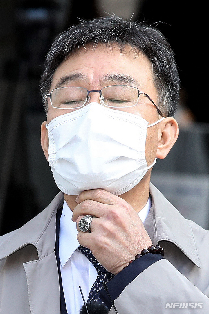 [서울=뉴시스] 김병문 기자 = '대장동 의혹'의 핵심 인물 중의 한명인 화천대유자산관리(화천대유) 대주주 김만배 씨가 지난해 11월3일 오후 서울중앙지방법원에서 열린 구속 전 피의자 심문(영장실질심사)을 마친 뒤 취재진 질문에 답변하며 마스크를 고쳐쓰고 있다. 2021.11.03. dadazon@newsis.com