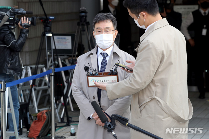 [서울=뉴시스] 김병문 기자 = '대장동 의혹'의 핵심 인물 중의 한명인 화천대유자산관리(화천대유) 대주주 김만배 씨가 지난해 11월3일 오후 서울 서초구 서울중앙지방법원에서 열린 구속 전 피의자 심문(영장실질심사)을 마친 뒤 취재진 질문에 답변하고 있다. 2021.11.03. dadazon@newsis.com