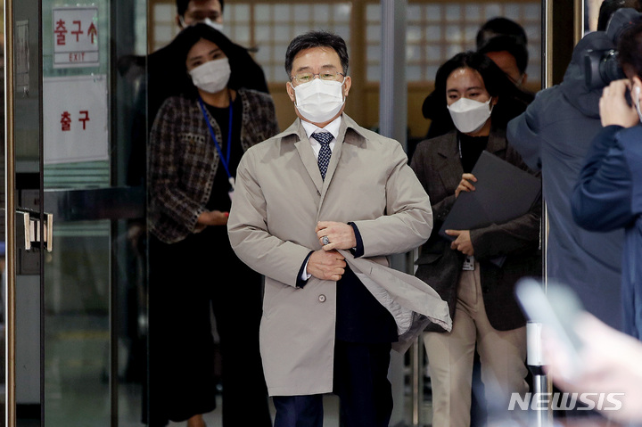 [서울=뉴시스] 김병문 기자 = '대장동 의혹'의 핵심 인물 중의 한명인 화천대유자산관리(화천대유) 대주주 김만배씨가 지난해 11월3일 오후 서울 서초구 서울중앙지법에서 열린 구속 전 피의자 심문(영장실질심사)을 마친 뒤 법원 건물에서 나오고 있다. 2021.11.03. dadazon@newsis.com