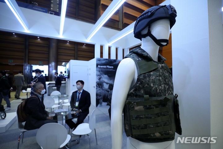 [서울=뉴시스] 김선웅 기자 = 3일 서울 강남구 코엑스에서 열린 JEC KOREA 2021 국제복합소재 전시회에서 탄소섬유 방탄조끼와 방탄모 등 각종 소재가 전시되고 있다. 2021.11.03. mangusta@newsis.com