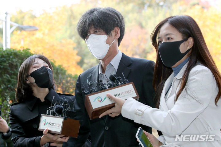 [서울=뉴시스] 김병문 기자 = 천화동인 4호 소유주 남욱 변호사가 3일 오후 서울 서초구 서울중앙지방법원에서 열린 구속 전 피의자 심문(영장실질심사)에 출석하고 있다. 2021.11.03. dadazon@newsis.com