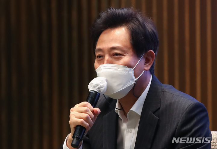 [서울=뉴시스] 조수정 기자 = 오세훈 서울시장이 지난 3일 오후 서울시청에서 열린 2021년 청렴소통콘서트에서 인사말을 하고 있다. 2021.11.03. chocrystal@newsis.com