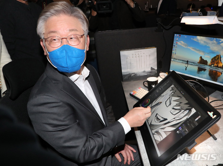 [부천=뉴시스] 국회사진기자단 = 이재명 더불어민주당 대선 후보가 3일 경기 부천테크노밸리U1센터에서 웹툰 작가들과 간담회 전 웹툰 작업 체험을 하고 있다. 2021.11.03. photo@newsis.com