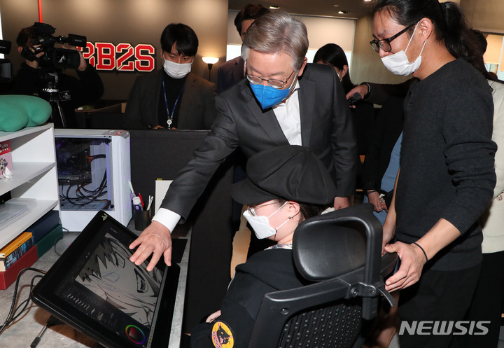 [부천=뉴시스] 국회사진기자단 = 이재명 더불어민주당 대선 후보가 3일 경기 부천테크노밸리U1센터에서 웹툰 작가들과 대화하고 있다. 2021.11.03. photo@newsis.com