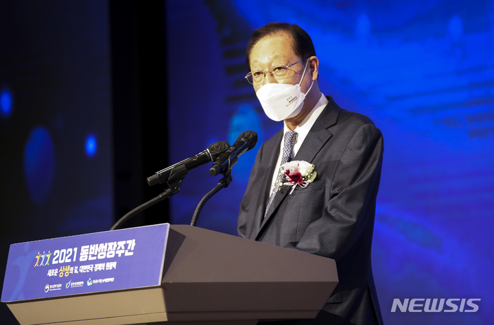 [서울=뉴시스] 정병혁 기자 = 권기홍 전 고용노동부 장관이 지난 12일 향년 77세 일기로 별세했다. 사진은 동반성장위원회 위원장을 지내던 2021년 13일. 2021.11.03. jhope@newsis.com