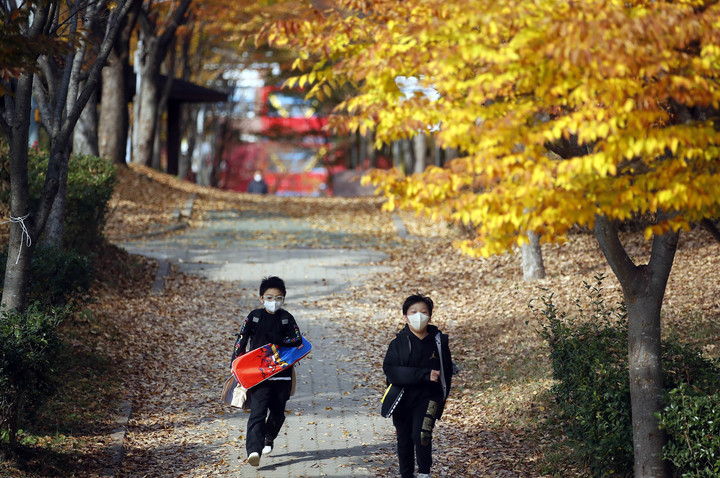 [광주=뉴시스] 변재훈 기자 = 맑은 날씨를 보인 지난 3일 광주 북구 일곡 제1근린공원 산책로가 단풍으로 물든 가운데 아이들이 가을 정취를 느끼며 걷고 있다. (사진=광주 북구 제공) 2021.11.03. photo@newsis.com *재판매 및 DB 금지