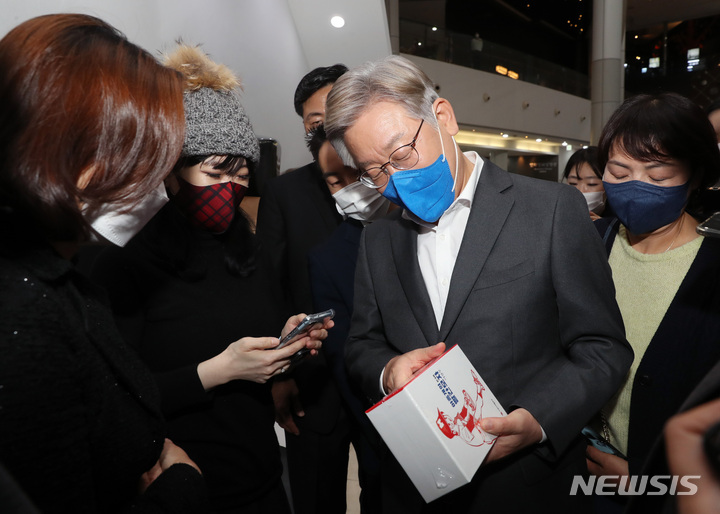 [부천=뉴시스] 국회사진기자단 = 더불어민주당 이재명 대선 후보가 3일 경기도 부천시 한국만화박물관에서 열린 제21회 만화의 날 기념식에 참석해 '아홉 개의 빨간 모자' 만화책을 선물받고 있다. 2021.11.03. photo@newsis.com