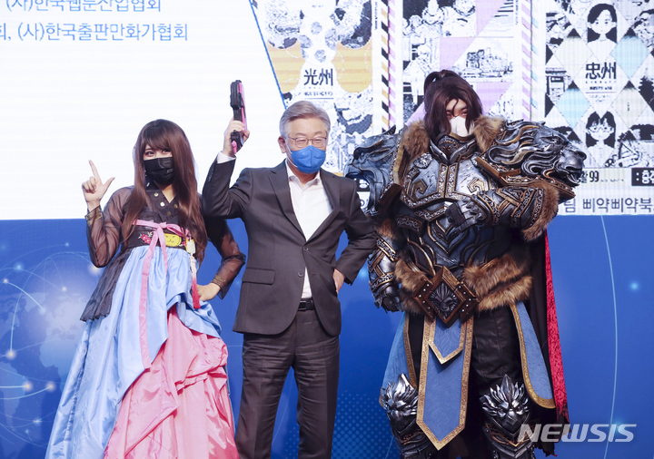 [부천=뉴시스] 국회사진기자단 = 더불어민주당 이재명 대선 후보가 3일 경기도 부천시 한국만화박물관에서 열린 제21회 만화의 날 기념식에서 참석자들과 기념촬영하고 있다. 2021.11.03. photo@newsis.com