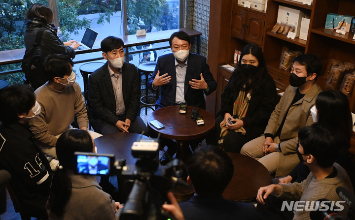 [서울=뉴시스] 국회사진기자단 = 윤석열 국민의힘 대선 경선 후보가 3일 서울 마포구 경의선숲길에 위치한 한 카페에서 대학생·취준생·청년창업자들과 티타임을 하고 있다. 2021.11.03. photo@newsis.com