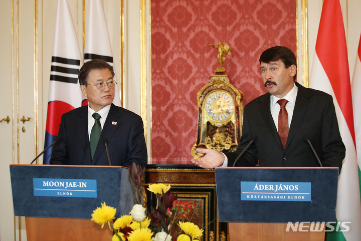 [부다페스트=뉴시스] 김진아 기자 = 헝가리를 국빈 방문 중인 문재인 대통령이 3일(현지시간) 헝가리 부다페스트 대통령궁에서 야노쉬 아데르 헝가리 대통령과 공동언론발표를 하고 있다. 2021.11.03. bluesoda@newsis.com