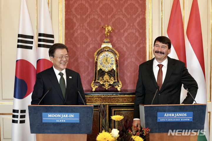 [부다페스트=뉴시스] 김진아 기자 = 헝가리를 국빈 방문 중인 문재인 대통령이 3일(현지시간) 헝가리 부다페스트 대통령궁에서 야노쉬 아데르 헝가리 대통령과 공동언론발표를 하고 있다. 2021.11.03. bluesoda@newsis.com