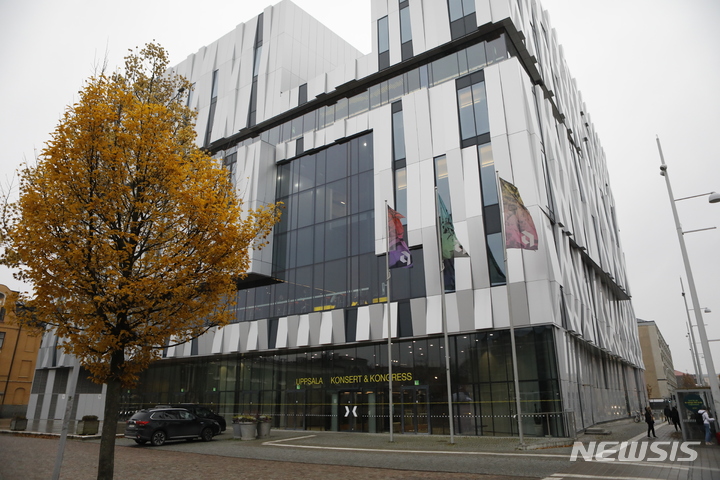 [웁살라(스웨덴)=AP/뉴시스] 지난 2일(현지시간) 아바 헌정 콘서트를 앞두고 추락 사고가 발생한 스웨덴 웁살라 콘서트홀. 2021.11.04.