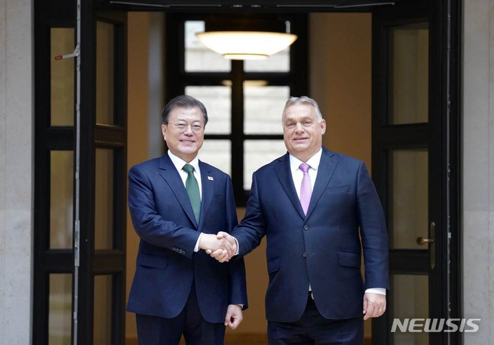 [부다페스트=뉴시스] 김진아 기자 = 문재인 대통령이 3일 오후(현지시간) 헝가리 총리실에 도착해 빅토르 오르반 헝가리 총리와 기념촬영을 하고 있다. 2021.11.03. bluesoda@newsis.com