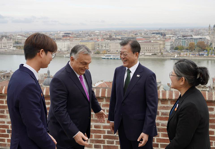 [부다페스트=뉴시스] 김진아 기자 = 문재인 대통령과 빅토르 오르반 헝가리 총리가 3일 오후(현지시간) 헝가리 총리실에서 업무오찬을 시작하기 전 정원을 산책하고 있다. 2021.11.04. bluesoda@newsis.com