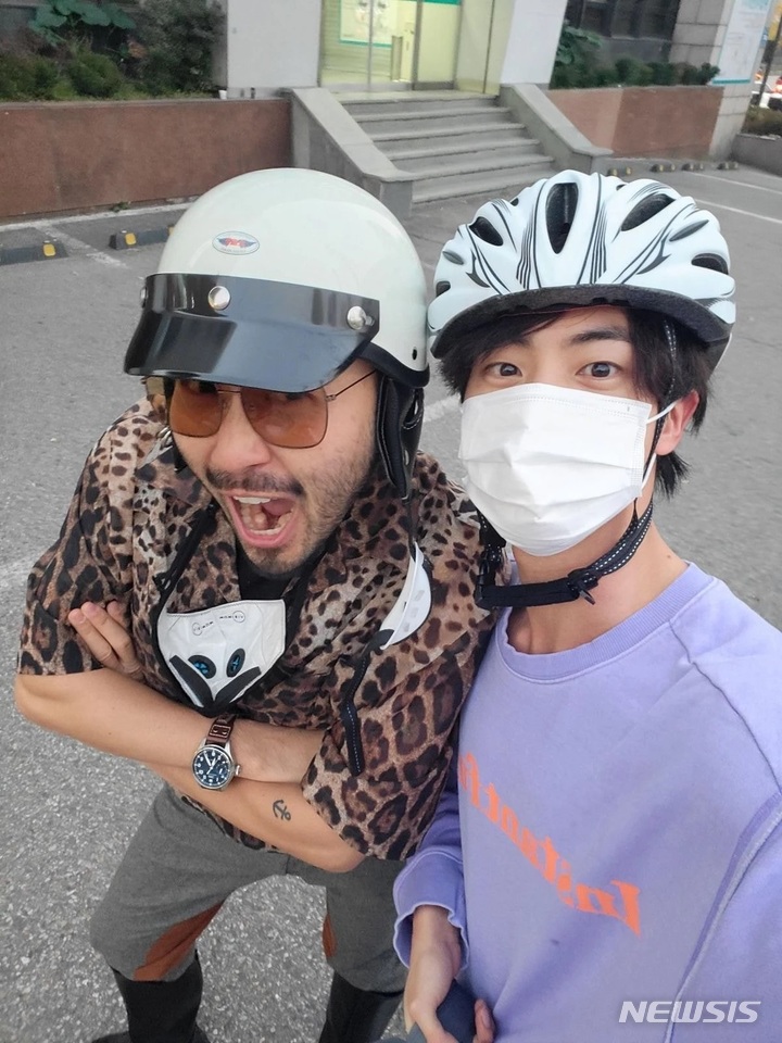 [서울=뉴시스]노홍철과 방탄소년단 진 2021.11.03(사진=노홍철 공식 인스타그램 캡처) photo@newsis.com*재판매 및 DB 금지