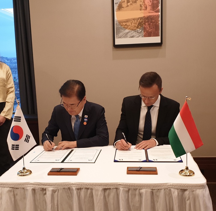 [서울=뉴시스] 4일 외교부에 따르면 2~4일 문재인 대통령의 헝가리 국빈 방문 수행차 헝가리를 찾은 정의용 외교부 장관은 3일 페테르 씨야르토 헝가리 외교장관을 면담했다. 사진은 양 장관이 서명식 중인 모습. (제공=외교부) 2021.11.04. *재판매 및 DB 금지