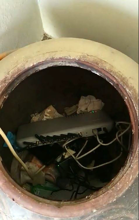 옥상 항아리에 설치한 발신번호 변작 중계기. 부산경찰청 제공&nbsp; *재판매 및 DB 금지