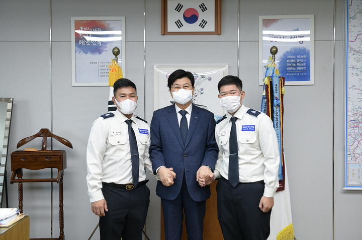 [뉴시스=세종]이춘희 세종시장이 초청연수를 마친 캄보디아 소방공무원 (왼쪽부터)샘 라이셍씨, 유 모로독씨와 기념촬영을 하고 있다. .2021.11.04.(사진=세종시 제공) *재판매 및 DB 금지