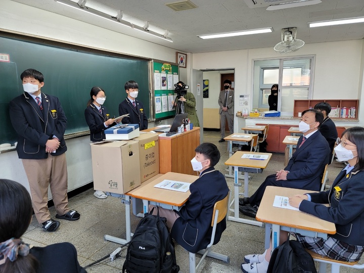 신탄진중학교를&nbsp; 격려차 방문한 설동호 대전시교육감 *재판매 및 DB 금지