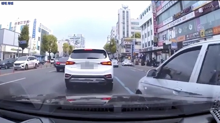 보험사기 피의자 차량이 대전 서구 괴정동 인근 도로에서 진로 변경하는 차량을 상대로 고의 교통사고를 내고 있다.(사진=대전경찰청 제공) *재판매 및 DB 금지