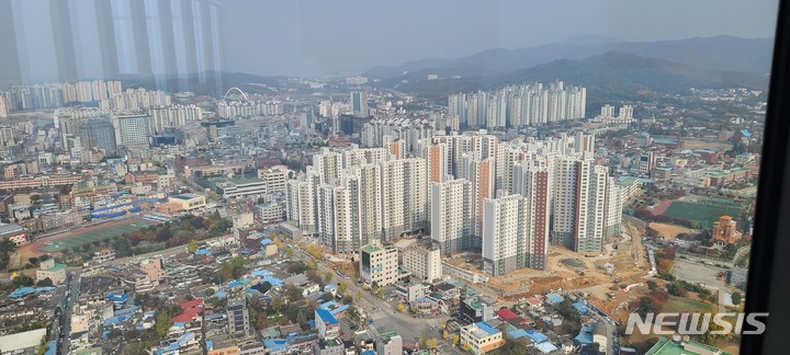 [천안=뉴시스] 충남 천안시 동남구청사 복합개발 사업지에 조성된 47층 전망대에서 바라본 천안시 북쪽 전경. (사진=뉴시스 DB). photo@newsis.com 