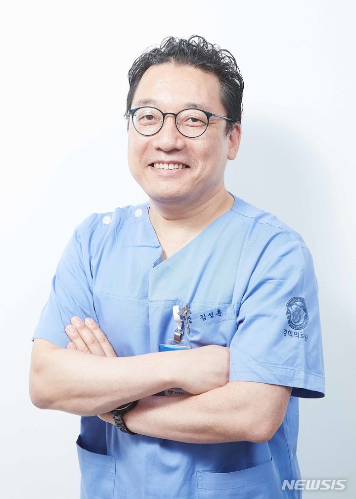 [서울=뉴시스]경희대치과병원 교정과 김성훈 교수. (사진= 경희의료원 제공) 2021.11.04