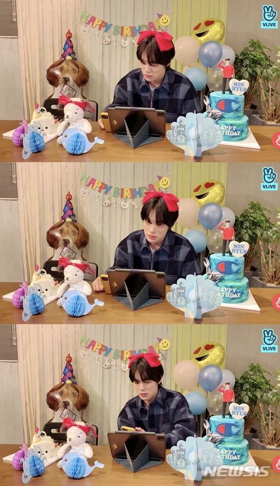 [서울=뉴시스] 몬스타엑스 민혁 (사진=민혁 브이라이브 영상 캡처).2021.11.04.photo@newsis.com