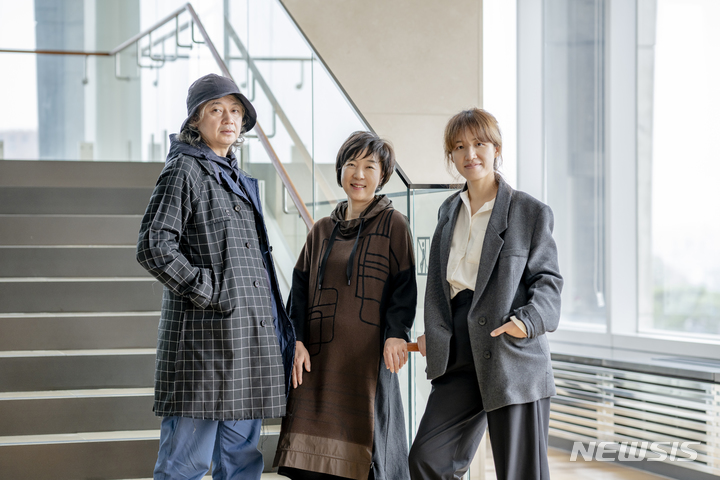 [서울=뉴시스]장영규 음악감독, 손인영 국립무용단 예술감독, 윤재원 연출 및 미술감독. (사진=국립극장 제공) 2021.11.04. photo@newsis.com