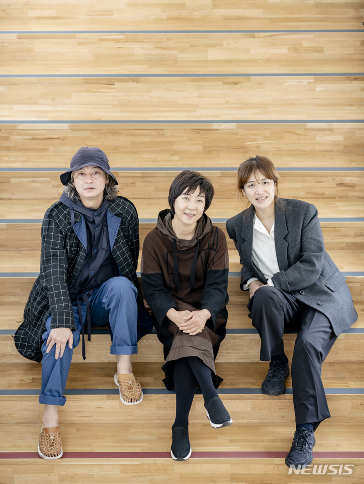 [서울=뉴시스]장영규 음악감독, 손인영 국립무용단 예술감독, 윤재원 연출 및 미술감독. (사진=국립극장 제공) 2021.11.04. photo@newsis.com 