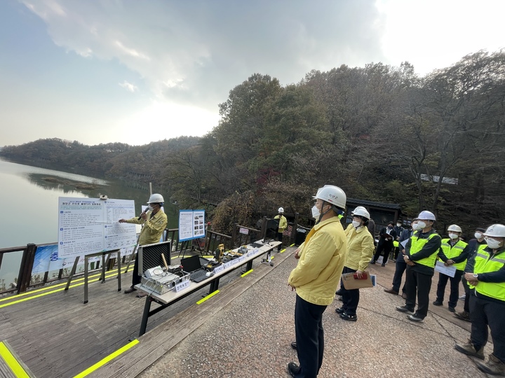 [홍성=뉴시스] 충남도, 청양군 천장호 출렁다리 국가안전대진단 모습. *재판매 및 DB 금지