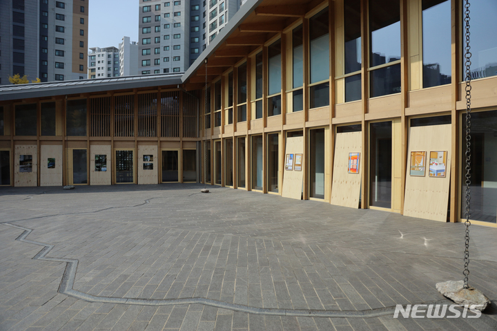 [서울=뉴시스]주한 스위스 대사관 '숨쉬는 벽' 전시 