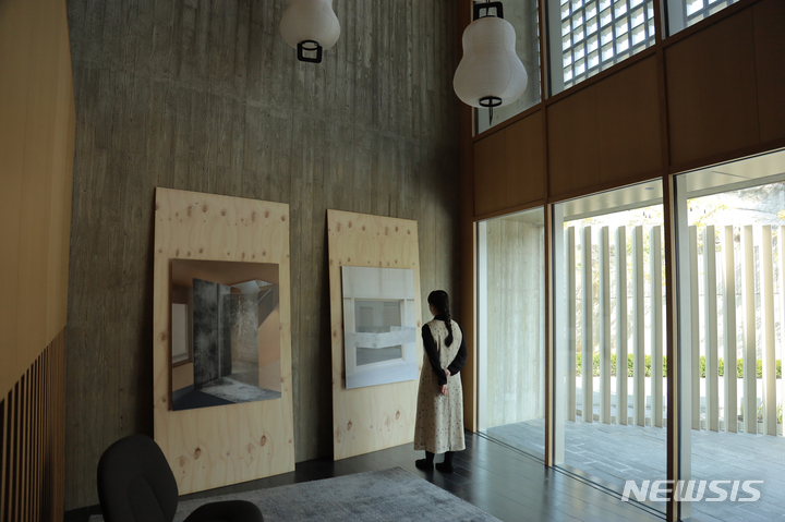 [서울=뉴시스]주한 스위스 대사관 '숨쉬는 벽' 전