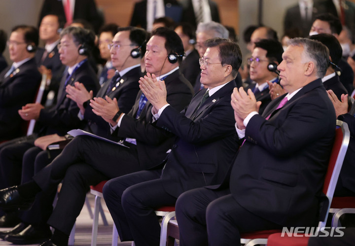 [부다페스트=뉴시스] 김진아 기자 = 헝가리를 국빈 방문 중인 문재인 대통령이 3일(현지시간) 헝가리 부다페스트 메리어트 호텔 그랜드부다페스트홀에서 열린 한-V4 비즈니스 포럼에 참석해 박수를 치고 있다. 오른쪽부터 빅토르 오르반 헝가리 총리, 문 대통령, 최태원 대한상공회의소 회장. 2021.11.04. bluesoda@newsis.com