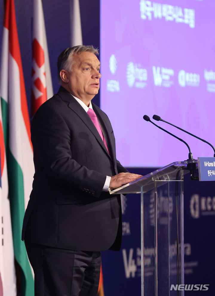 [부다페스트=뉴시스] 김진아 기자 = 헝가리를 국빈 방문 중인 문재인 대통령이 참석한 가운데 3일(현지시간) 헝가리 부다페스트 메리어트 호텔 그랜드부다페스트홀에서 열린 한-V4 비즈니스 포럼에서 빅토르 오르반 헝가리 총리가 문 대통령 축사에 답사를 하고 있다. 2021.11.04. bluesoda@newsis.com