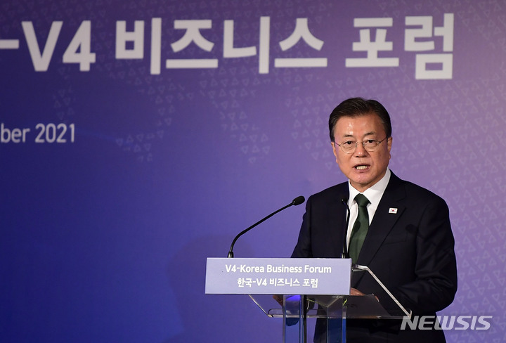 [부다페스트=뉴시스] 김진아 기자 = 헝가리를 국빈 방문 중인 문재인 대통령이 3일(현지시간) 헝가리 부다페스트 메리어트 호텔 그랜드부다페스트홀에서 열린 한-V4 비즈니스 포럼에서 축사를 하고 있다. 2021.11.04. bluesoda@newsis.com