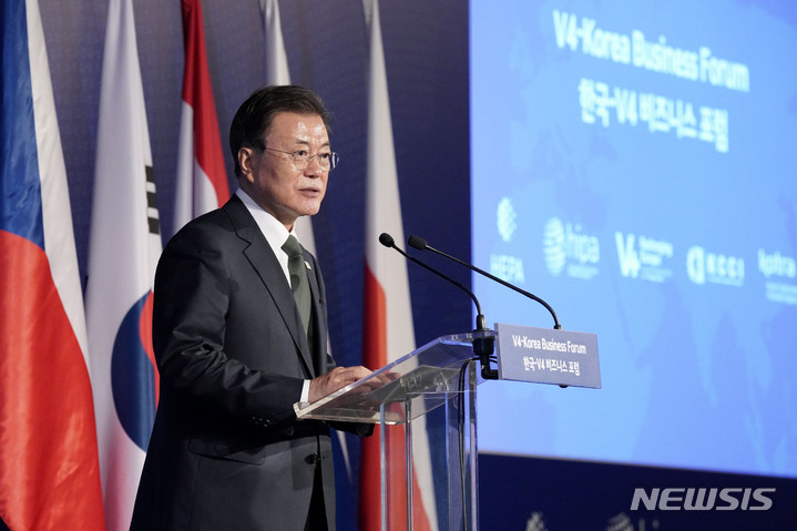 [부다페스트=뉴시스] 김진아 기자 = 헝가리를 국빈 방문 중인 문재인 대통령이 3일(현지시간) 헝가리 부다페스트 메리어트 호텔 그랜드부다페스트홀에서 열린 한-V4 비즈니스 포럼에서 축사를 하고 있다. 2021.11.04. bluesoda@newsis.com