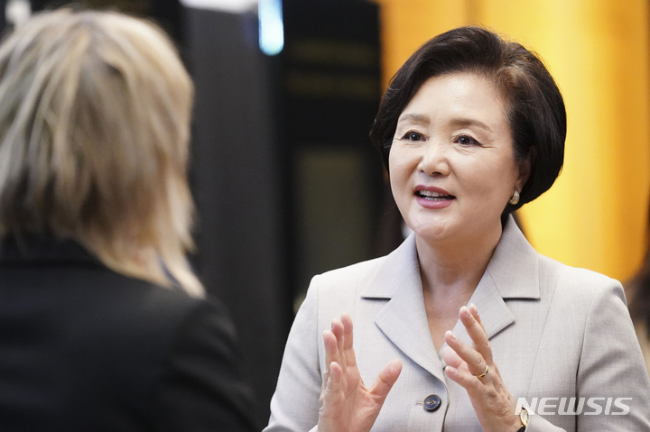 [부다페스트=뉴시스] 김진아 기자 = 김정숙 여사가 지난 3일(현지시각) 오후 헝가리 부다페스트 헝가리 국립국가기록원에서 헝가리 측의 기록물 복원 일부 과정에 대한 설명을 들은 후 '한지'의 우수성에 대해 설명하고 있다. 2021.11.04. bluesoda@newsis.com