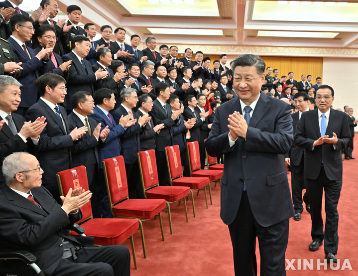 [베이징=신화/뉴시스] 시진핑 중국 국가주석이 2021년 11월 중국 베이징의 인민대회당에서 열린 중국 국가과학기술대상대회에 참석해 단체 촬영에 앞서 수상자들과 인사하고 있다. 2025.02.21.