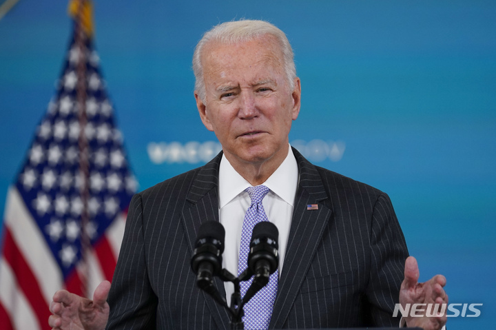 [워싱턴=AP/뉴시스] 조 바이든 미국 대통령이 3일(현지시간) 백악관 사우스코트 강당에서 5~11세 어린이를 위해 승인된 코로나19 백신에 관해 얘기하고 있다. 바이든 대통령은 미국 질병통제예방센터(CDC)가 전날 5∼11세 어린이를 대상으로 화이자-바이오엔테크의 코로나19 백신 접종을 승인한 것과 관련해 "이 결정이 코로나19 대유행과의 전쟁에서 전환점이 될 것"이라고 말했다. 2021.11.04.