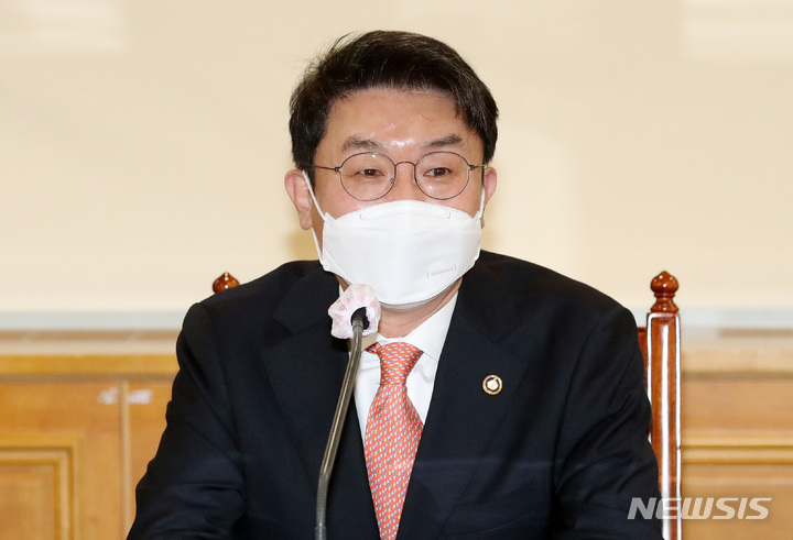 [서울=뉴시스] 백동현 기자 = 이억원 기획재정부 제1차관이 4일 오전 서울 중구 은행회관빌딩에서 열린 거시경제 금융회의에 참석해 발언하고 있다. 2021.11.04 livertrent@newsis.com