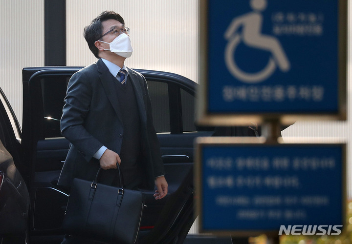 [과천=뉴시스] 추상철 기자 = 김진욱 고위공직자범죄수사처(공수처) 처장이 4일 오전 경기 과천시 정부과천청사 내 공수처로 출근하며 하늘을 바라보고 있다. 2021.11.04. scchoo@newsis.com