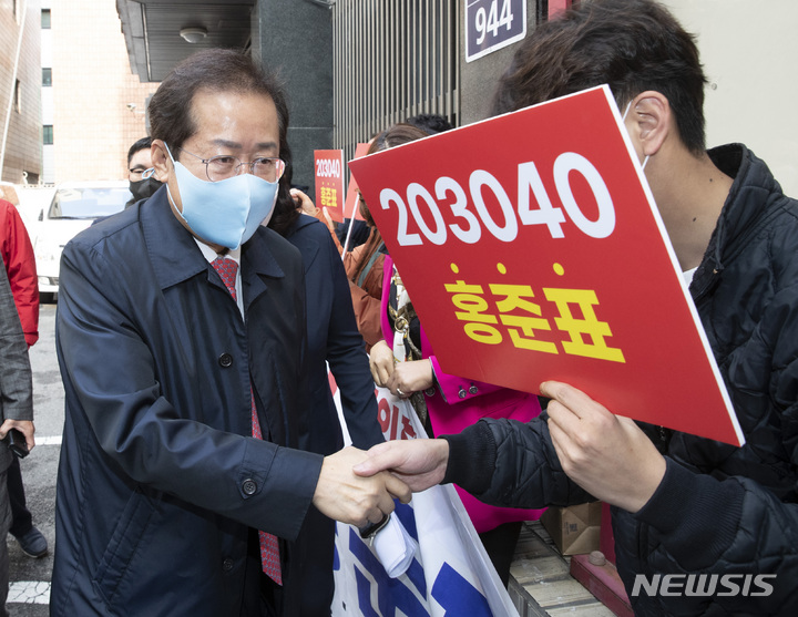 [수원=뉴시스] 국회사진기자단 = 홍준표 국민의힘 대선 경선 후보가 4일 경기 수원시 경기도당위원회를 방문해 지지자들과 인사하고 있다. 2021.11.04. photo@newsis.com