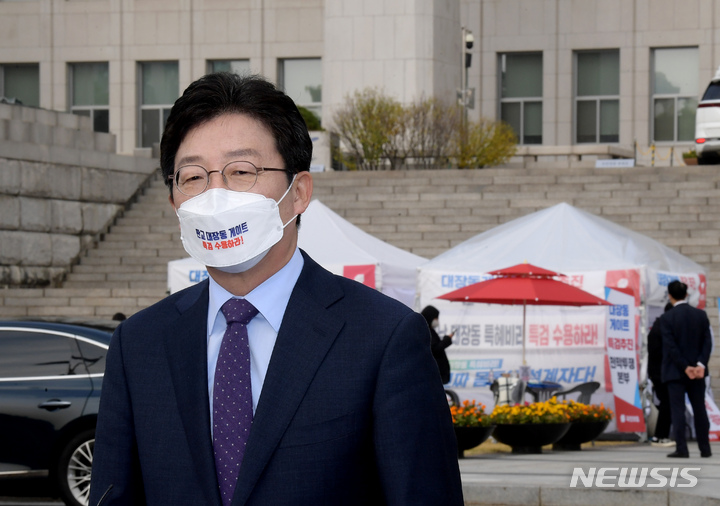 [서울=뉴시스] 최진석 기자 = 유승민 국민의힘 대선 경선 후보가 4일 오전 서울 여의도 국회 본청 앞에 마련된 대장동게이트 특검 추진 천막투쟁본부에서 의원들을 격려한 후 취재진과 만나 질문에 답하고 있다. (공동취재사진) 2021.11.04. photo@newsis.com