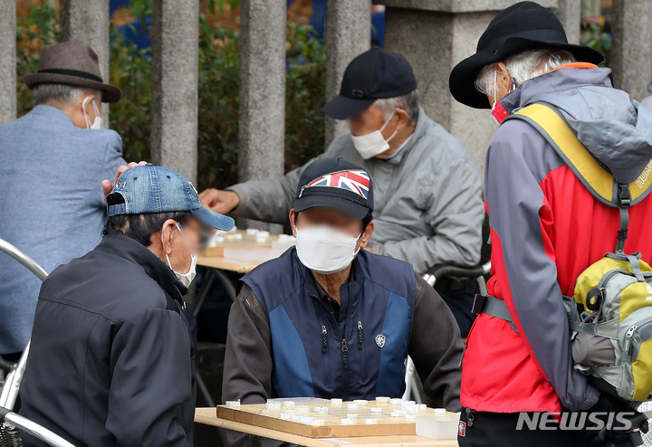 [서울=뉴시스] 백동현 기자 = 서울 종로구 탑골공원 앞에서 어르신들이 장기를 두고 있다. 2021.11.04 livertrent@newsis.com