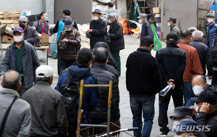 [서울=뉴시스] 백동현 기자 = 서울 종로구 탑골공원 원각사 무료급식소에서 어르신들이 식사를 받고 있다. 2021.11.04 livertrent@newsis.com