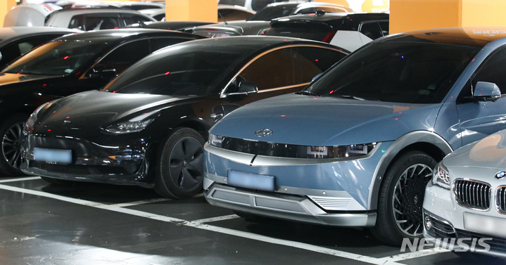 [서울=뉴시스] 권창회 기자 = 서울 시내 주차장에 아이오닉5와 테슬라 차량이 주차되어 있다. 아이오닉5의 연간 누적 판매량은 1만 9,250대가 팔려 1만 6,291대를 판매한 테슬라를 제치고 국내 전기차 시장 1위로 자리 잡았다. 2021.11.04. kch0523@newsis.com