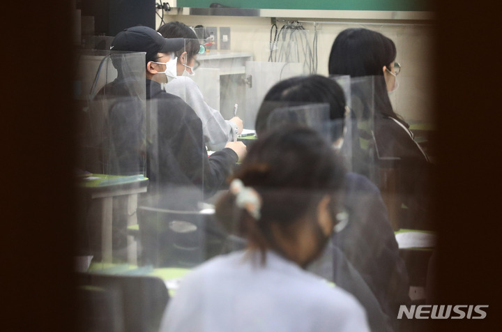 [서울=뉴시스] 백동현 기자 = 수능을 2주 앞둔 4일 오후 서울 양천구 목동이투스앤써학원에서 학생들이 강의를 듣고 있다. 2021.11.04 livertrent@newsis.com