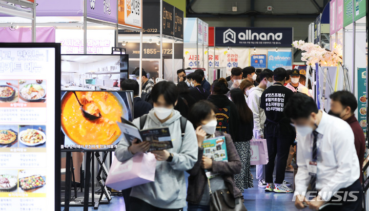 [서울=뉴시스] 조수정 기자 = 4일 서울 강남구 SETEC에서 개막한 제63회 프랜차이즈 창업 박람회에서 관람객들이 창업 상담을 받고 있다. 2021.11.04. chocrystal@newsis.com