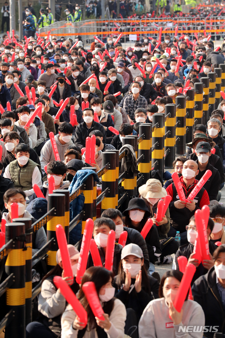 [세종=뉴시스] 강종민 기자 = 철도노조가 4일 오후 정부세종청사 국토교통부 앞에서 철도노동자 총력결의대회를 열고 고속철도 통합 수서행 KTX운행 등을 촉구하고 있다. 2021.11.04. ppkjm@newsis.com