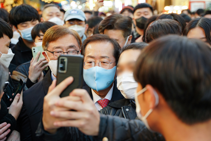 [서울=뉴시스] 전신 기자 = 홍준표 국민의힘 대선 경선 후보가 4일 서울 마포구 홍익대학교 앞 거리에서 시민들과 기념촬영하고 있다. (사진=홍준표 캠프 제공) 2021.11.04. photo@newsis.com *재판매 및 DB 금지